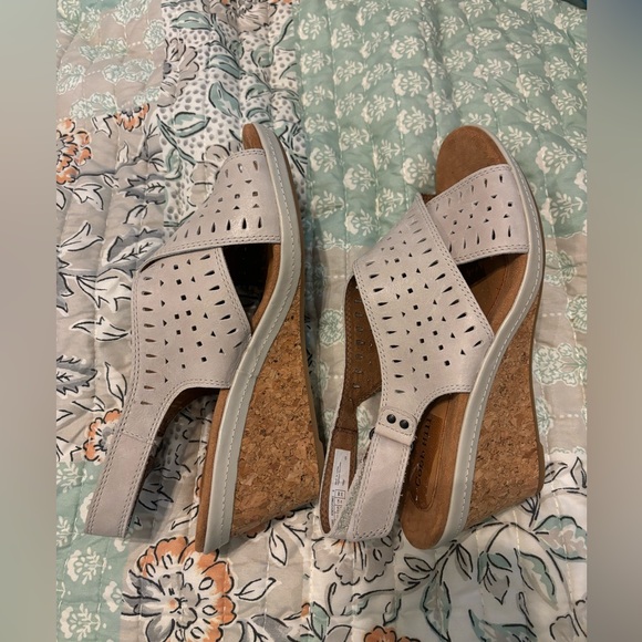 Cobb Hill brand new beige wedge sandals - Picture 3 of 10